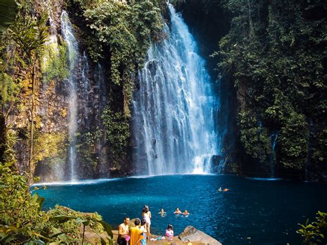 Iligan City’s Tinago Falls: A Majestic Water Curtain Plunging Into An Emerald Pool!