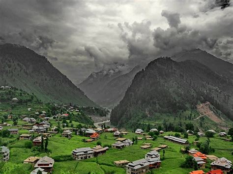 Neelum Valley Trekking Trails: A Symphony of Verdant Beauty and Himalayan Majesty!