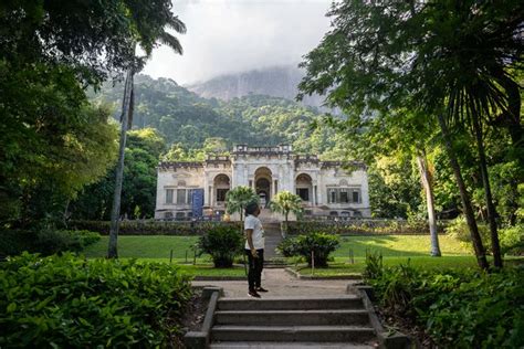 Parque Lage: A Jungle Oasis and Historical Gem Awaiting Exploration!