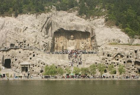  Yunyang Longmen Grottoes: Unveiling Ancient Majesty and Intricate Stone Carvings!